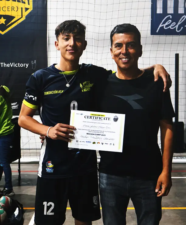 Atleta recibiendo su certificado junto a su entrenador en BECASA Camp