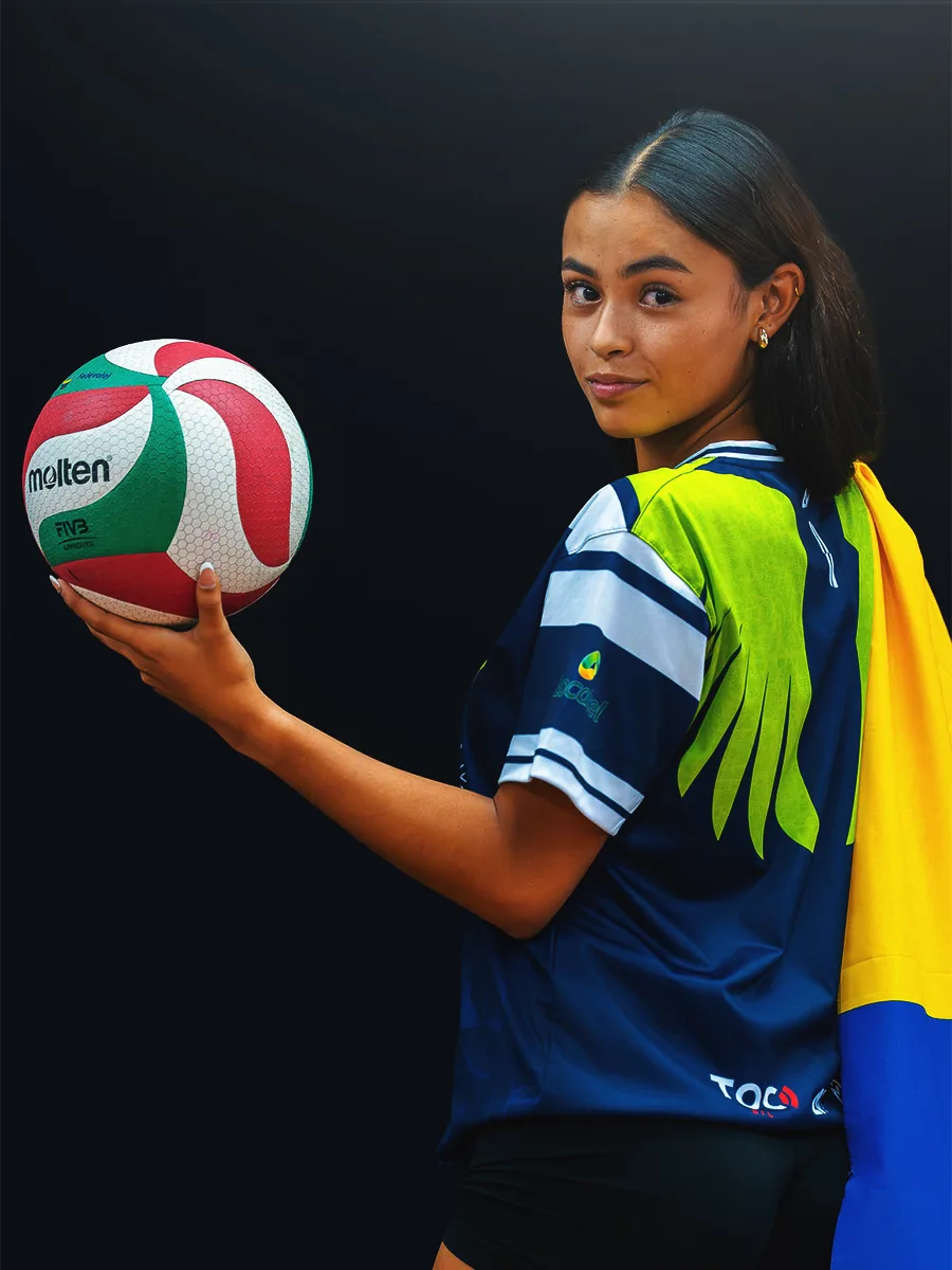 Tatiana con un balón y la bandera de Colombia